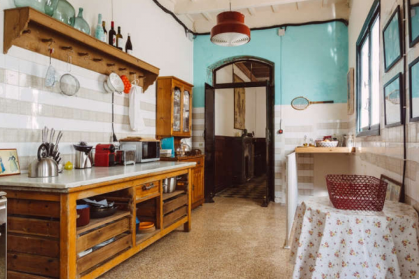 Dapur dengan laci kayu kuno untuk penyimpanan